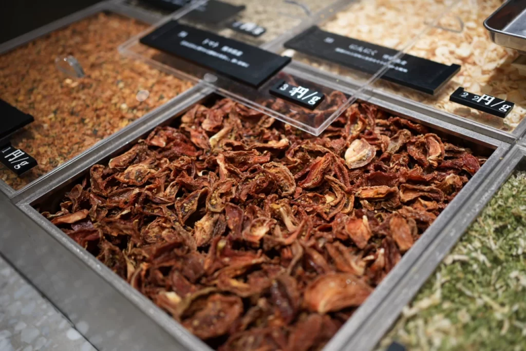 トマトを出汁にして味噌汁を作ると、イタリアンな風味のお味噌汁になって新しい味です。